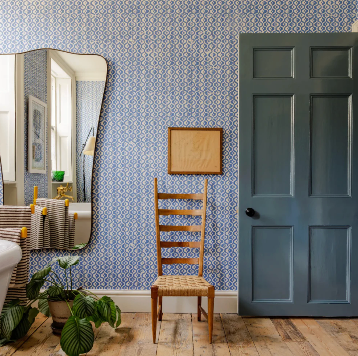 SMALL MEDALLION WALLPAPER