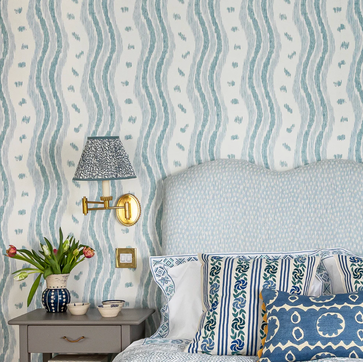 IKAT STRIPE WALLPAPER