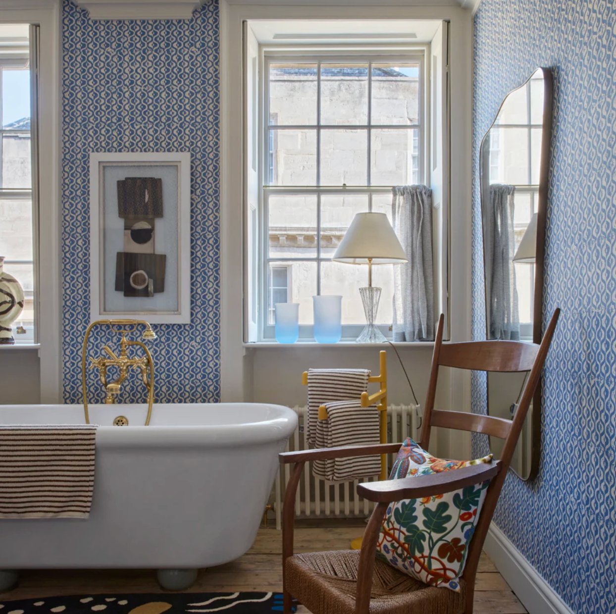 SMALL MEDALLION WALLPAPER