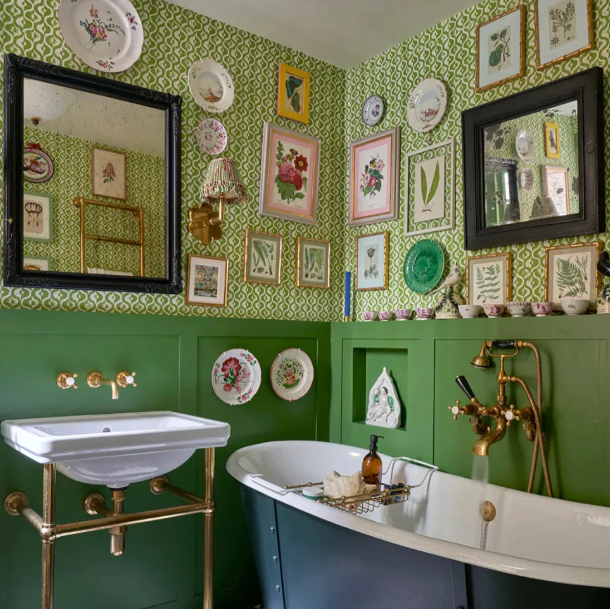 SMALL MEDALLION WALLPAPER